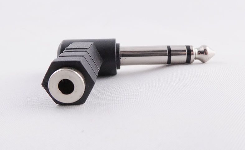 Winkel-Adapterstecker Stereo  gesteckt, 3,5mm-Buchse auf 6,35mm-Stecker